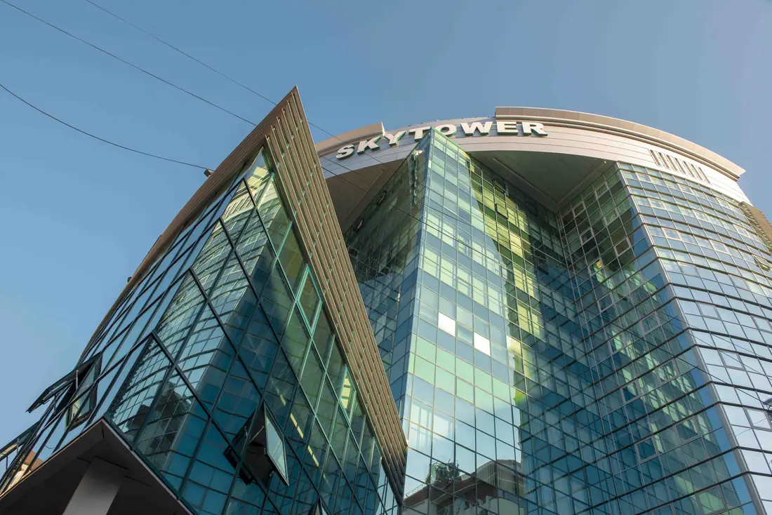 Fațada de sticlă a clădirii SKYTOWER văzută din stradă